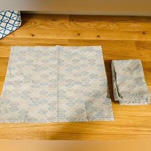 Norwex Leaf Patterned Napkin Set and Insulated Bag